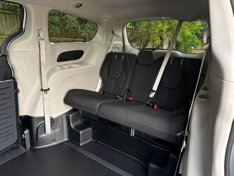 2020 Chrysler Pacifica Limited Red S