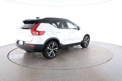 2022 Volvo XC40 T5 R-Design