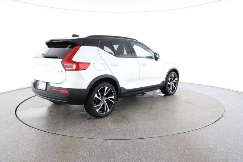 2022 Volvo XC40 T5 R-Design
