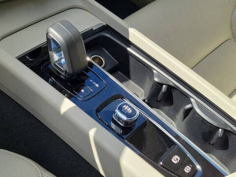 2024 Volvo XC60 B5 Core Dark Theme