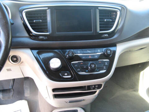 2020 Chrysler Voyager LX