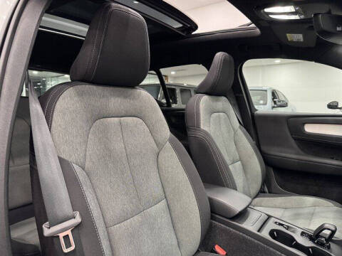 2025 Volvo XC40 B5 Core Bright Theme