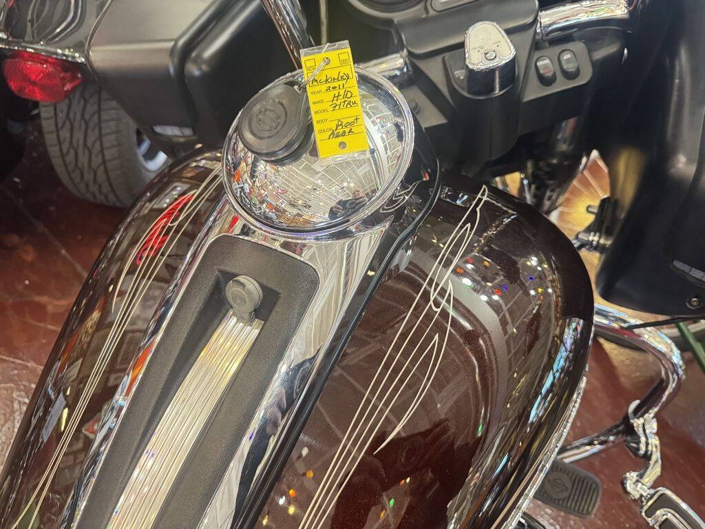 2011 Harley-Davidson® FLTRU - Road Glide® Ultra 13