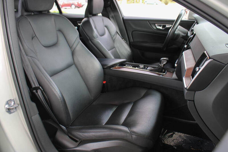 2020 Volvo V60 T5 Momentum