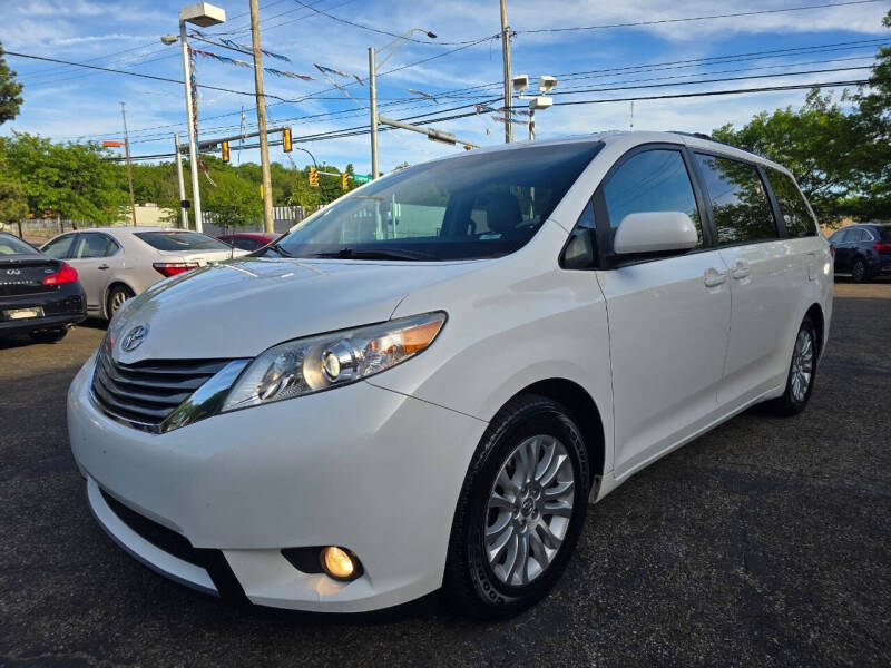 2012 Toyota Sienna XLE 7-Passenger Auto Access Seat