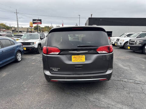 2017 Chrysler Pacifica Touring-L