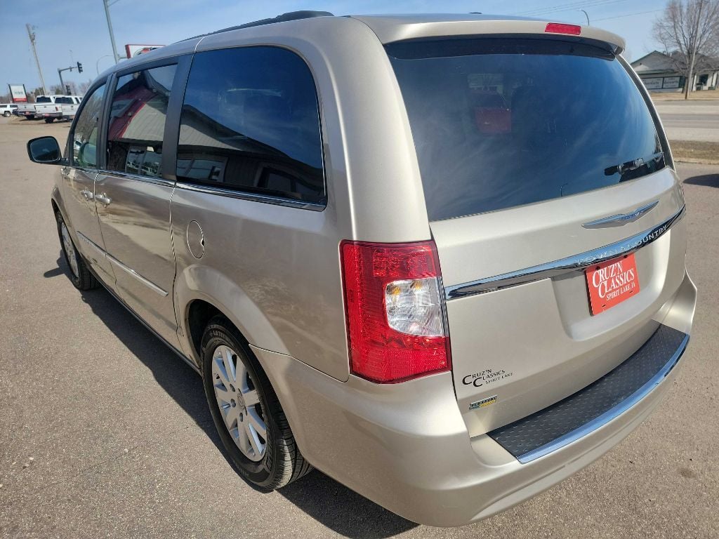 2014 Chrysler Town and Country 16