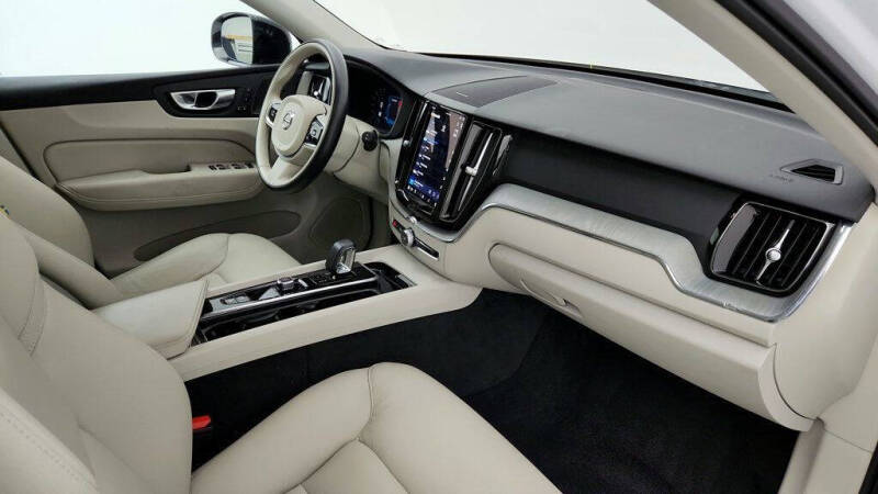 2024 Volvo XC60 Recharge T8 Plus Dark Theme