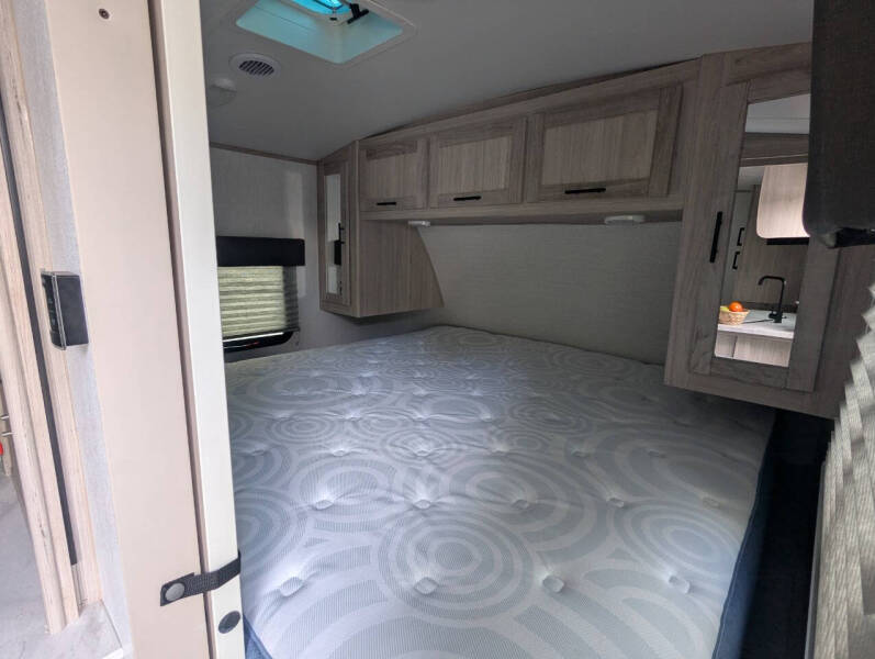 2022 **REDUCED** Shadow Cruiser 280QBS / 31ft