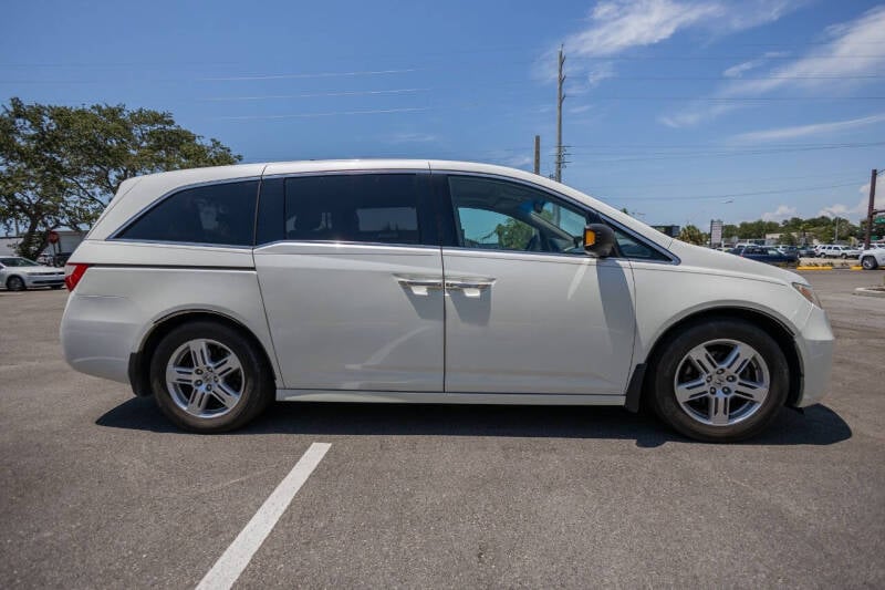 2013 Honda Odyssey Touring photo 4