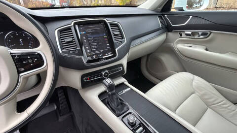 2020 Volvo XC90 T6 Momentum 6-Passenger