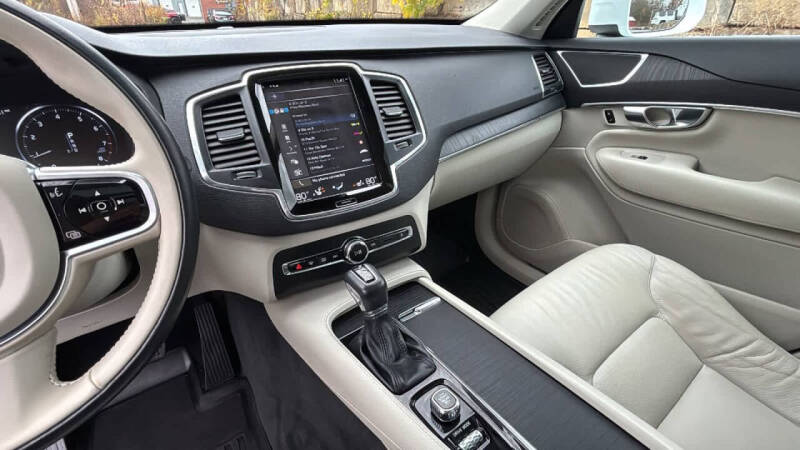 2020 Volvo XC90 T6 Momentum 6-Passenger