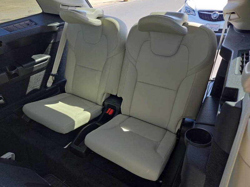 2023 Volvo XC90 Recharge T8 Plus Dark Theme