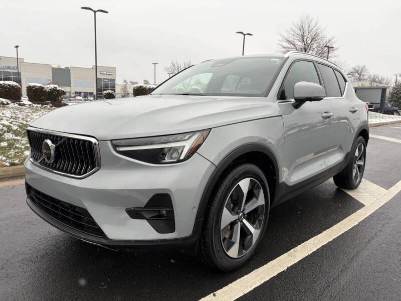 2025 Volvo XC40 B5 Plus Bright Theme