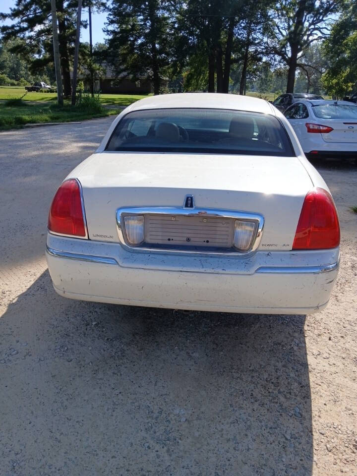 2006 Lincoln Town Car for sale at GERRHA AUTO SALES in Nacogdoches, TX