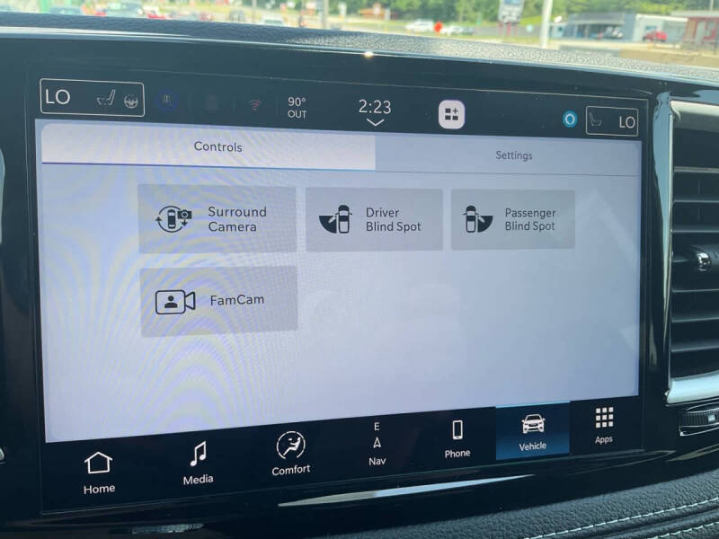 2027 Chrysler Pacifica Select