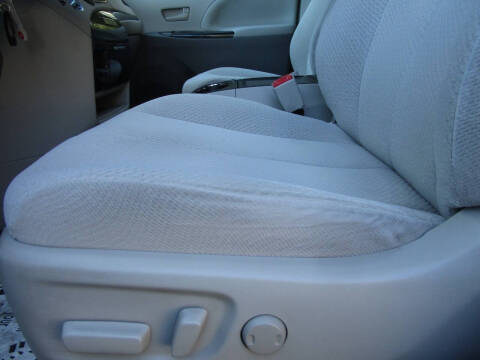 2012 Toyota Sienna LE 8-Passenger