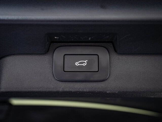 2023 Land Rover Discovery P300 S R-Dynamic