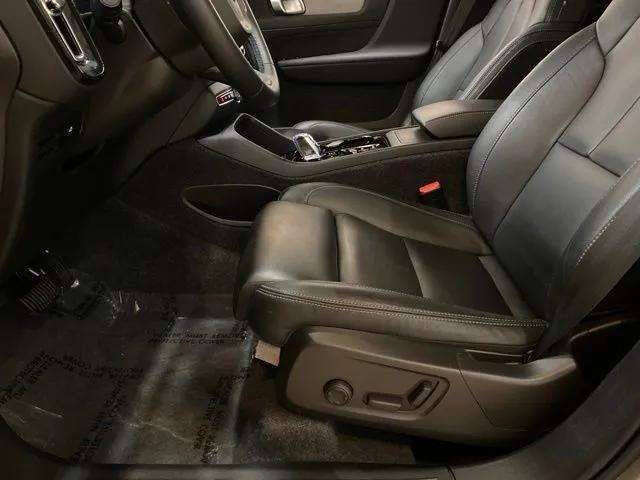 2025 Volvo XC40 B5 Plus Bright Theme