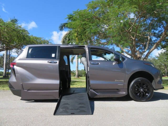 2021 Toyota Sienna XLE 8-Passenger