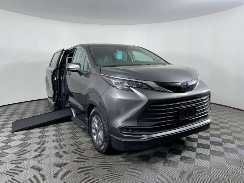 2023 Toyota Sienna LE's photo