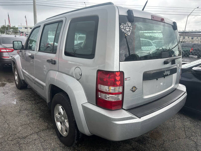 2011 Jeep Liberty Sport photo 5