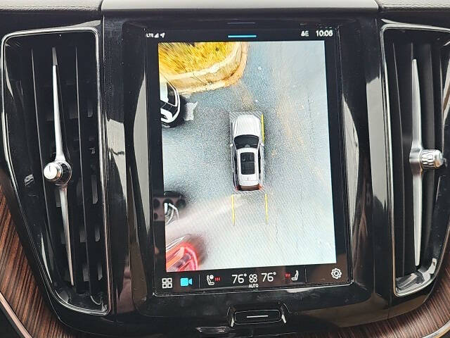 2024 Volvo XC60 B5 Ultimate Dark Theme