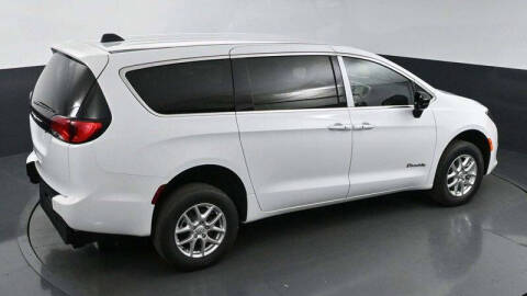 2025 Chrysler Voyager LX