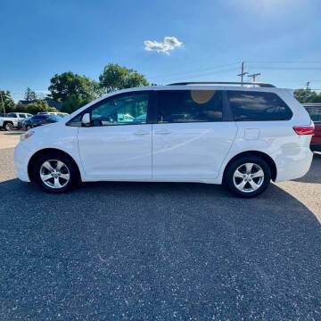 2017 Toyota Sienna LE 7-Passenger Auto Access Seat