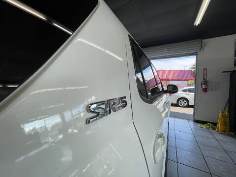 2004 Toyota Sequoia SR5