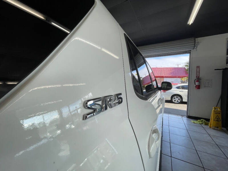 2004 Toyota Sequoia SR5