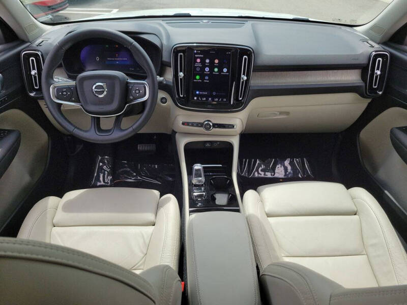 2023 Volvo XC40 B5 Plus Bright Theme