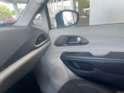 2022 Chrysler Voyager LX