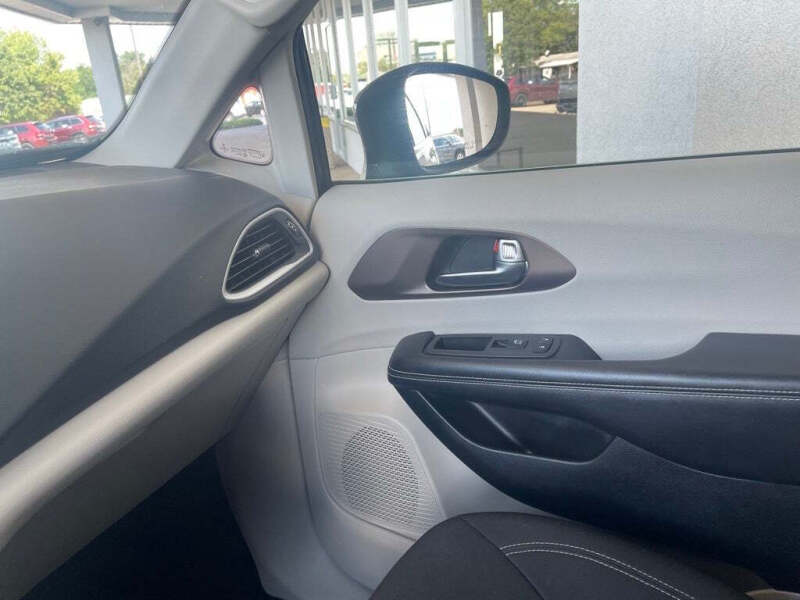 2022 Chrysler Voyager LX