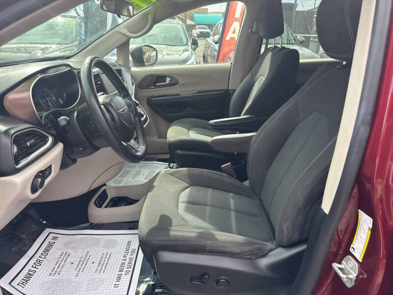 2022 Chrysler Voyager LX