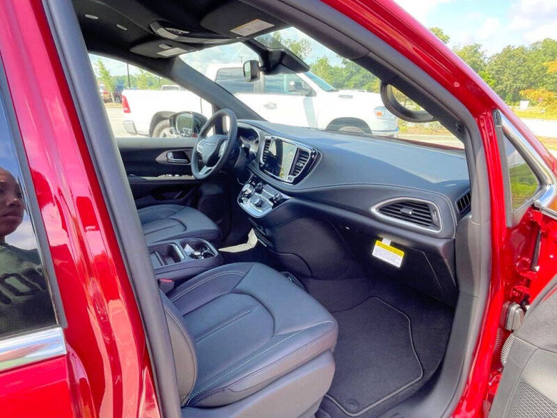 2027 Chrysler Pacifica Select
