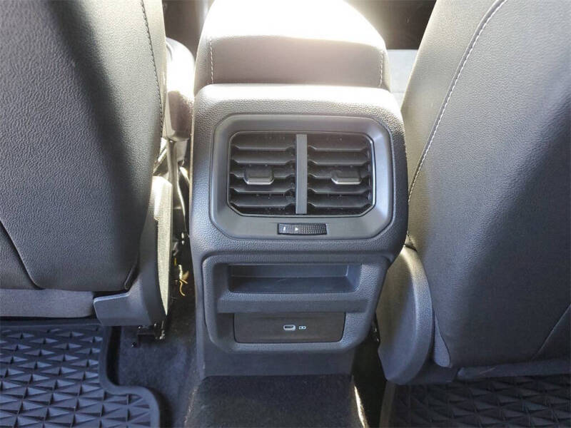 2024 Volkswagen Taos SE 4Motion