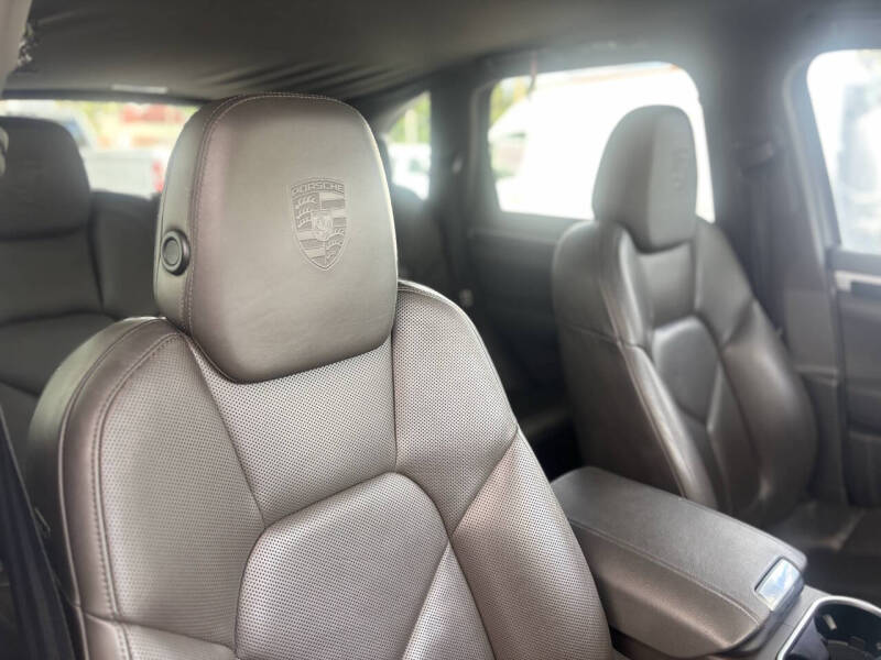 2017 Porsche Cayenne Platinum Edition