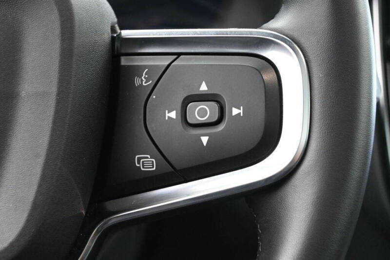 2025 Volvo XC40 B5 Core Bright Theme