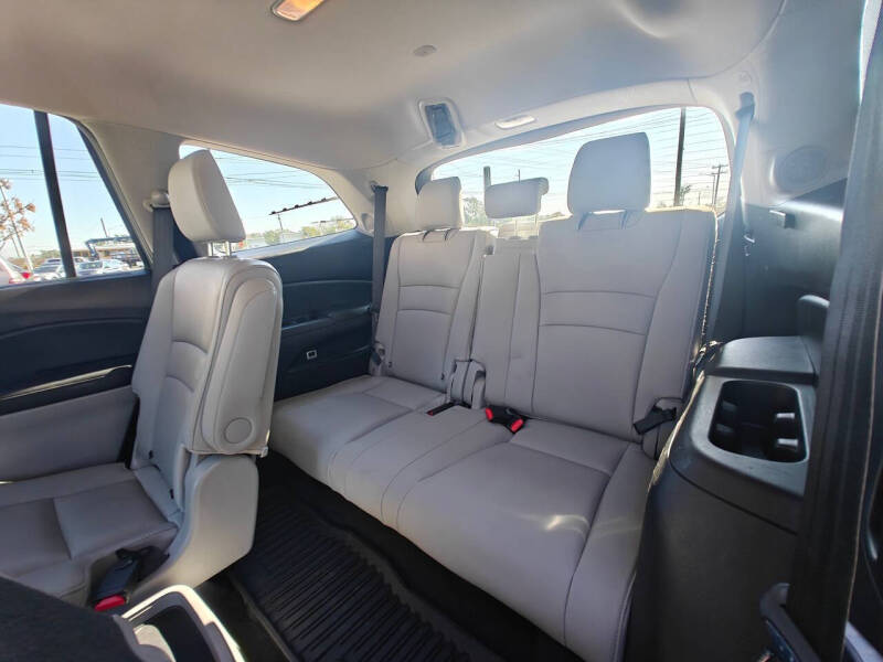 2020 Honda Pilot Touring w/Rear Captain's Chairs