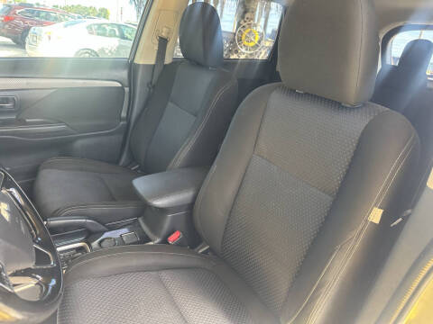 2017 Mitsubishi Outlander ES