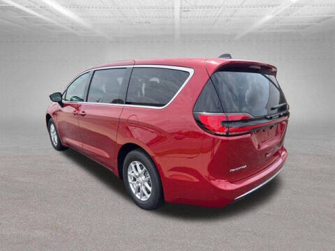 2027 Chrysler Pacifica Select
