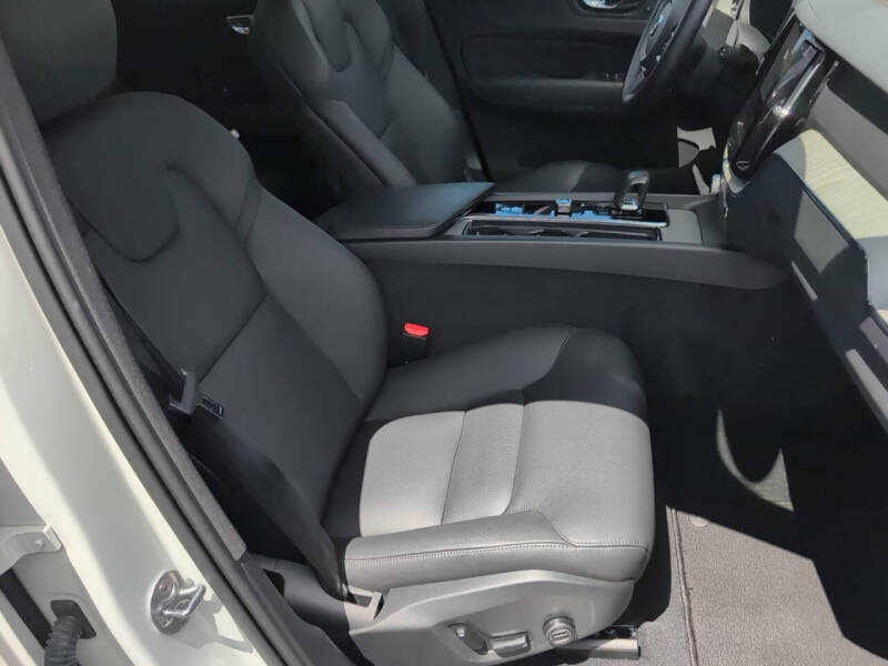2025 Volvo XC60 B5 Plus Dark Theme
