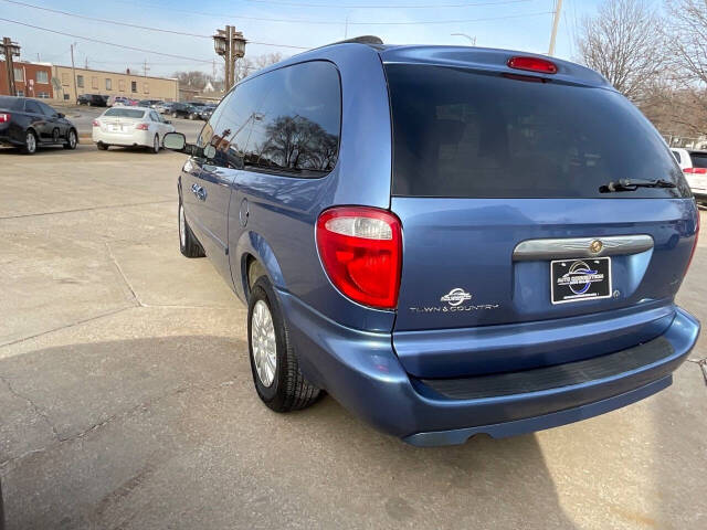 2007 Chrysler Town and Country for sale at Auto Connection in Waterloo, IA