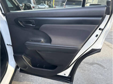 2022 Toyota Highlander LE