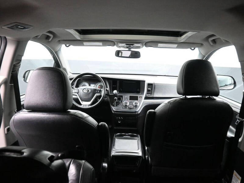 2017 Toyota Sienna SE Premium 8-Passenger