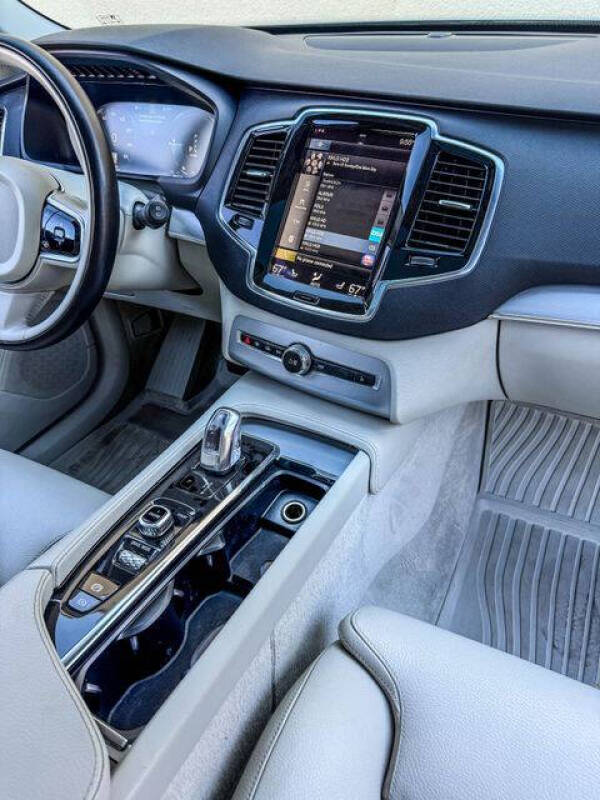 2016 Volvo XC90 T8 eAWD Momentum