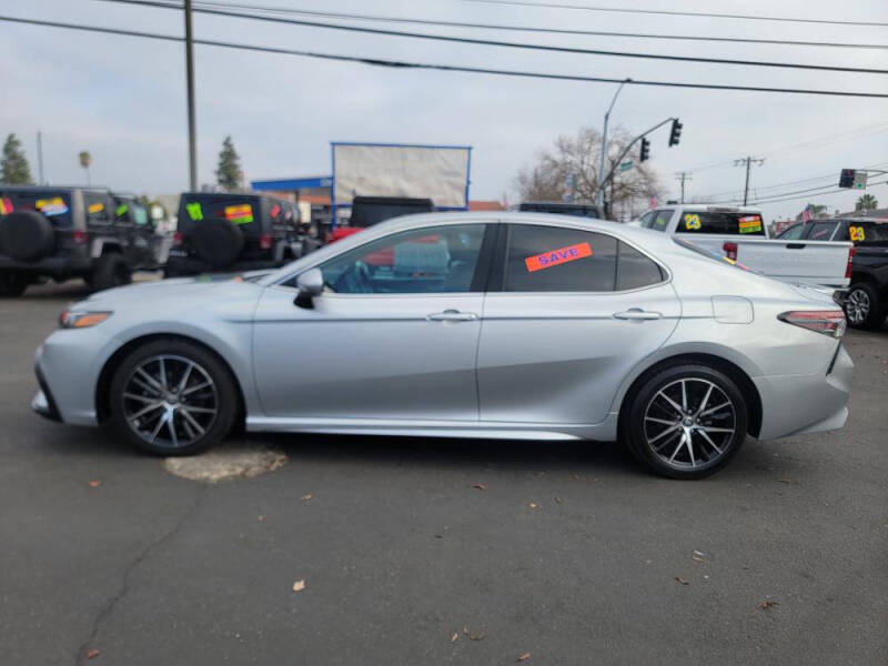 2022 Toyota Camry SE photo 2