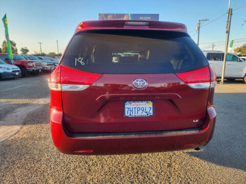 2014 Toyota Sienna LE 7-Passenger Auto Access Seat