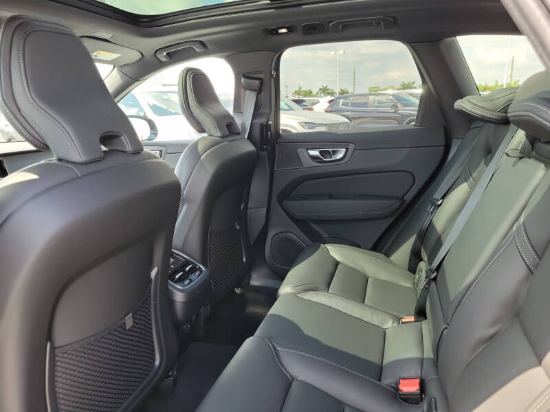 2026 Volvo XC60 B5 Ultra Black Edition